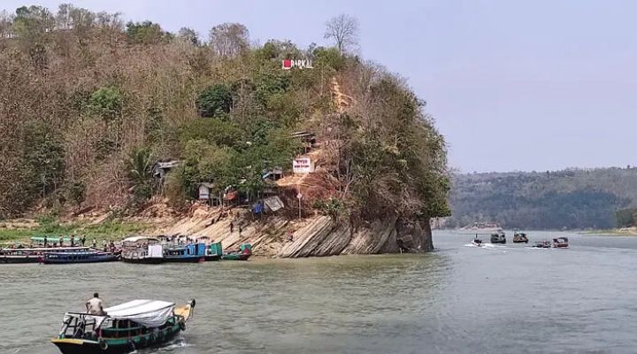 প্রেমের সম্পর্ক মেনে না নেওয়ায় একই ডালে ফাঁস নিলেন তরুণ-তরুণী